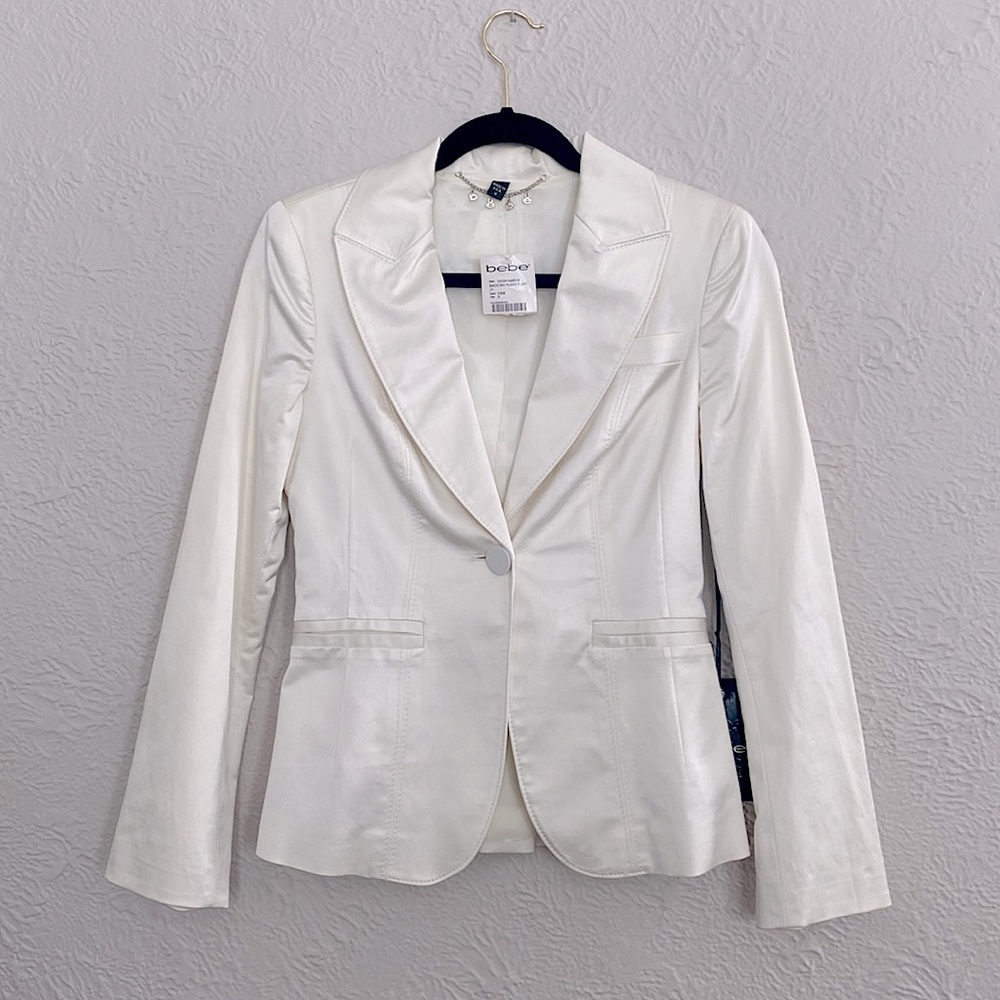 Cream Satin Bebe blazer size 4. NWT.